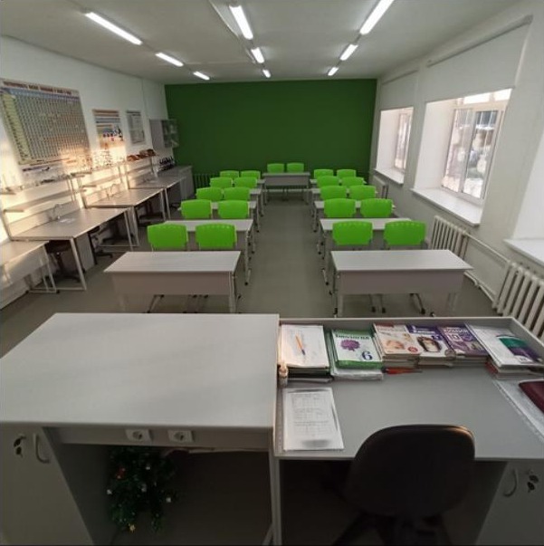 Лаборатория химии — зелёные стулья, демонстрационный стол