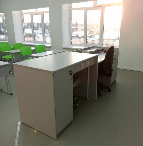 Лабораторный стол с зелёными стульями