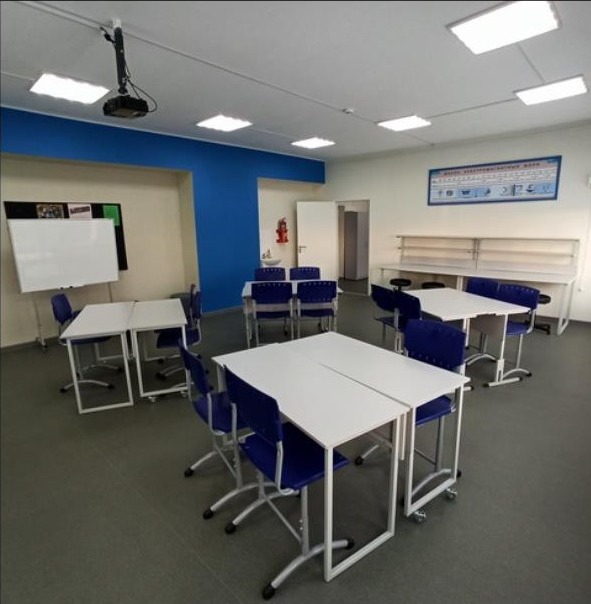 Учебный кабинет — синие стулья, полки для пособий
