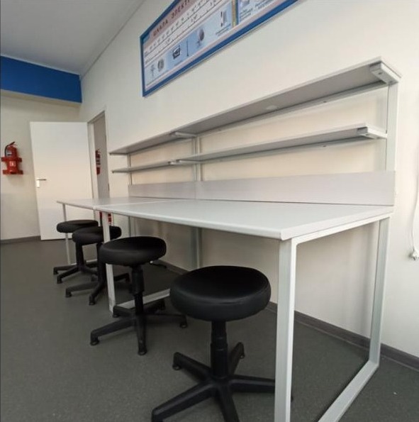 Лабораторный стол с полками и чёрными табуретами