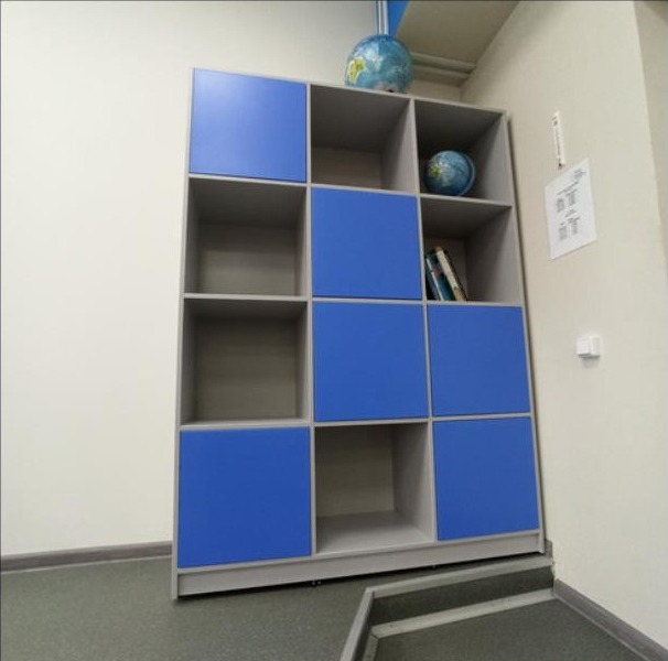 Синий стеллаж с дверцами — хранение учебных материалов