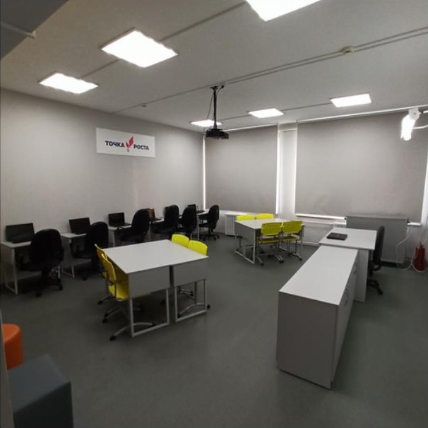 Кабинет информатики с жёлтой мебелью