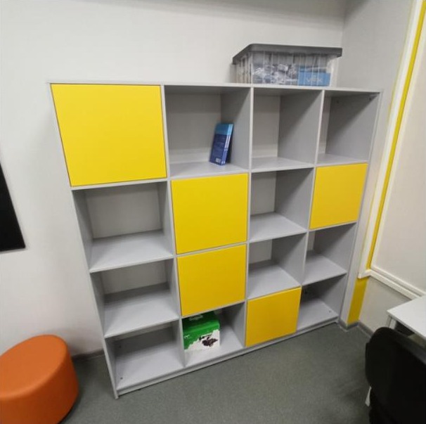 Жёлтый стеллаж для хранения