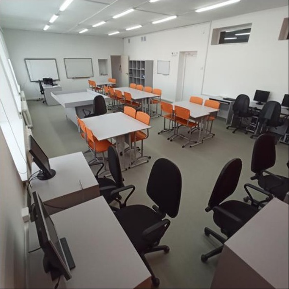 Класс с оранжевыми стульями — компьютерный кабинет