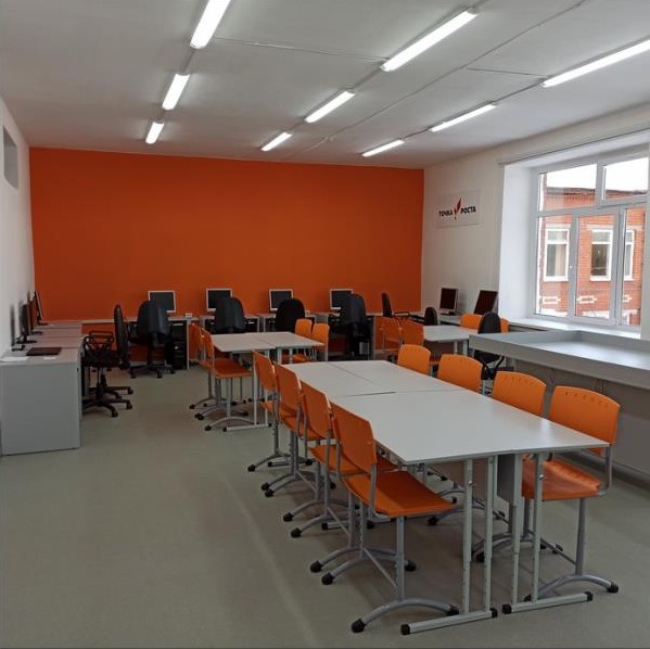 Учебный зал — оранжевая мебель, просторный