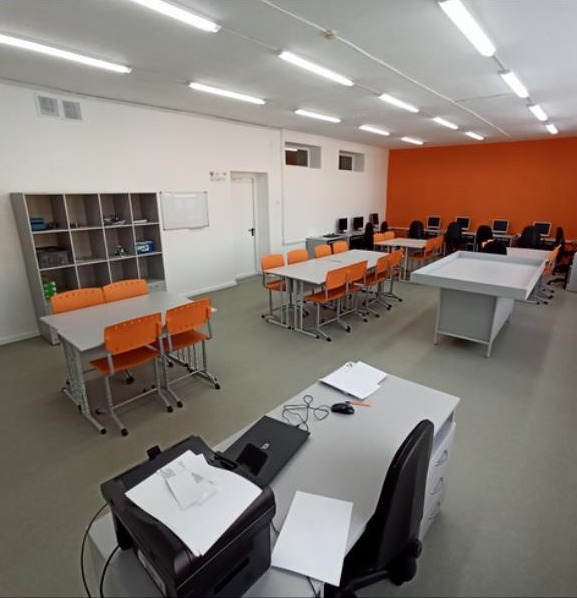 Класс информатики с оранжевыми стульями