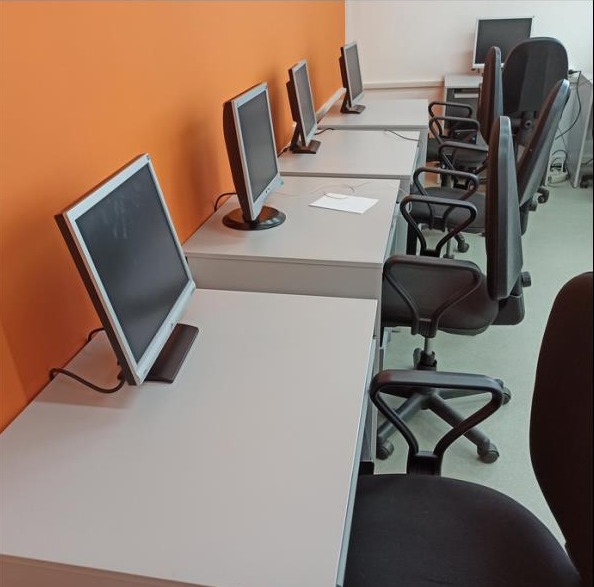 Рабочее место за компьютером — оранжевая серия