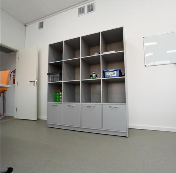 Оранжевый стеллаж для учебников