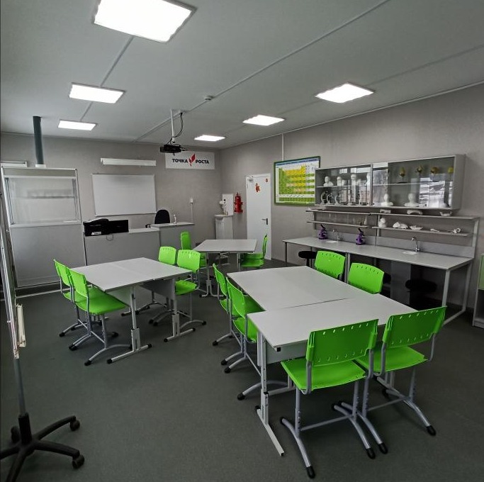 Лаборатория — зелёные стулья, химическое оборудование