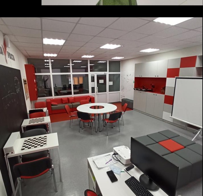 Зона отдыха — красные диваны, шахматы, компьютеры