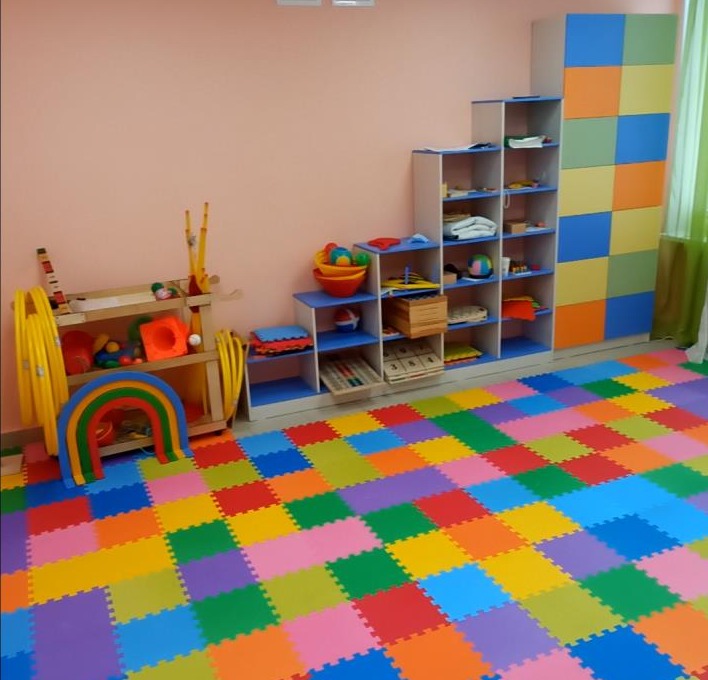 Игровая комната — цветные стеллажи, мягкий пол