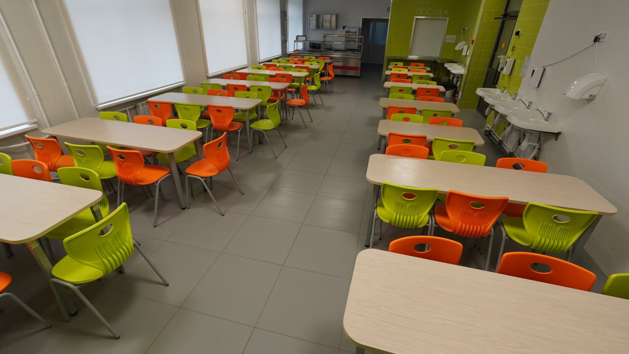 Школьная столовая — полный обзор, яркие стулья