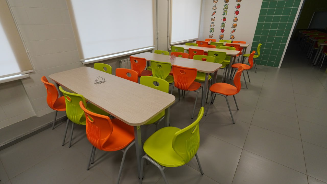 Столовая — зелёные и оранжевые стулья, обеденные столы
