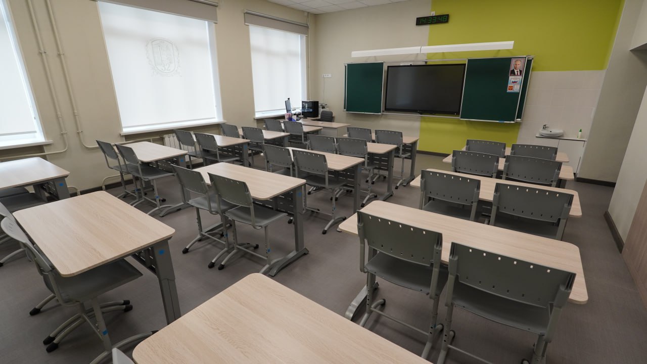 Современный учебный класс с мебелью Финист
