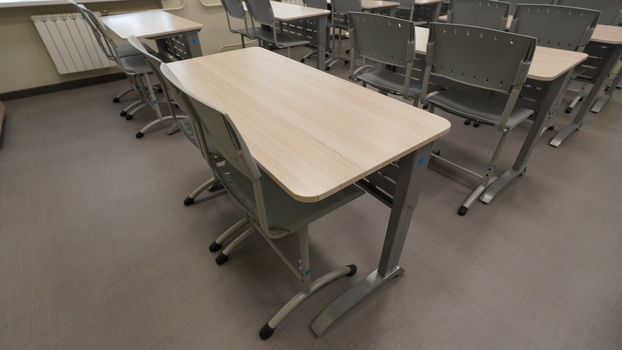 Ученическая парта — регулируемая, крупный план