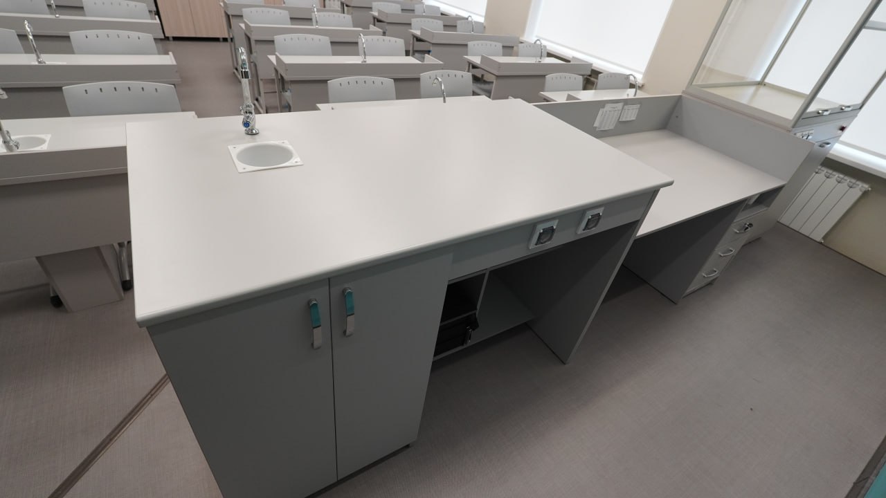 Лабораторный стол — раковина, шкафчики, крупный план