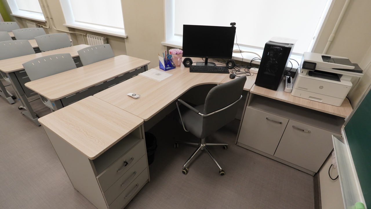 Рабочее место учителя — угловой стол, ПК, принтер