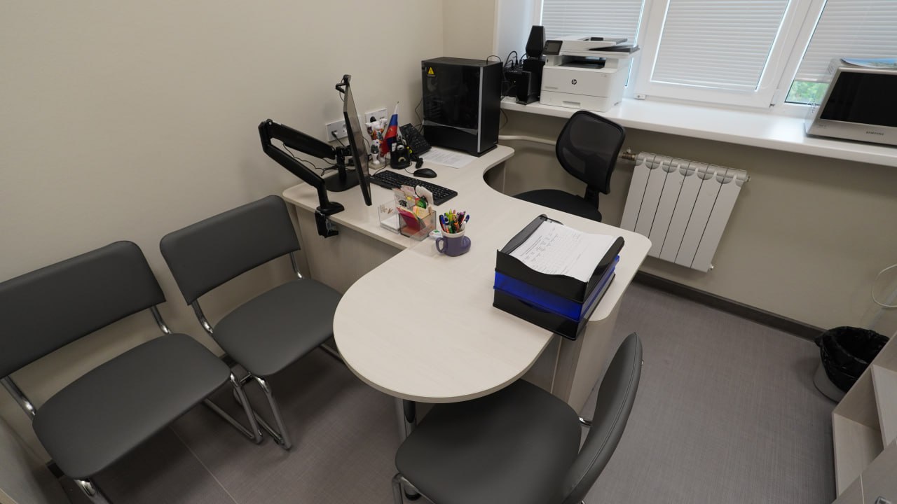 Кабинет учителя — угловой стол, монитор на кронштейне