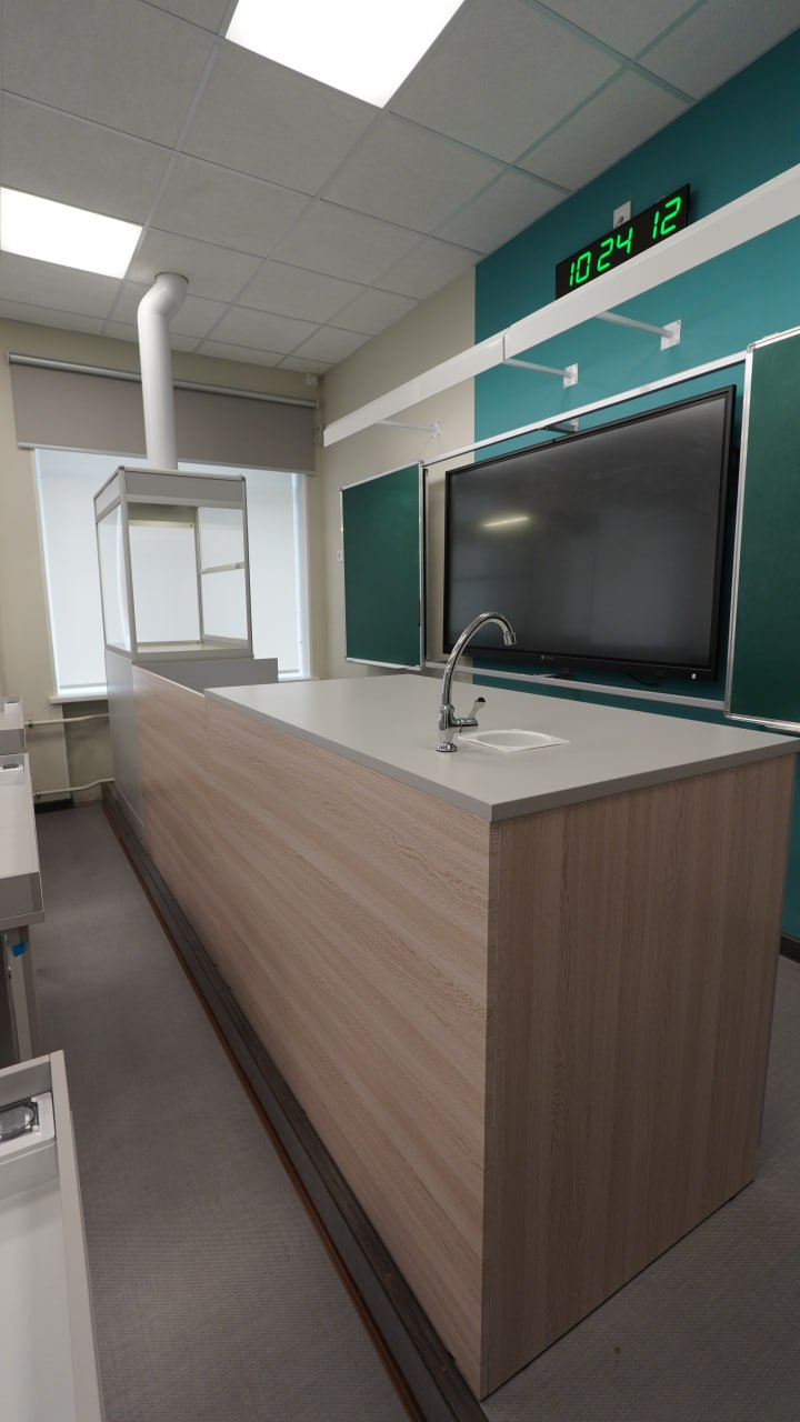 Кабинет химии — демонстрационный стол, бирюзовая стена, вытяжка