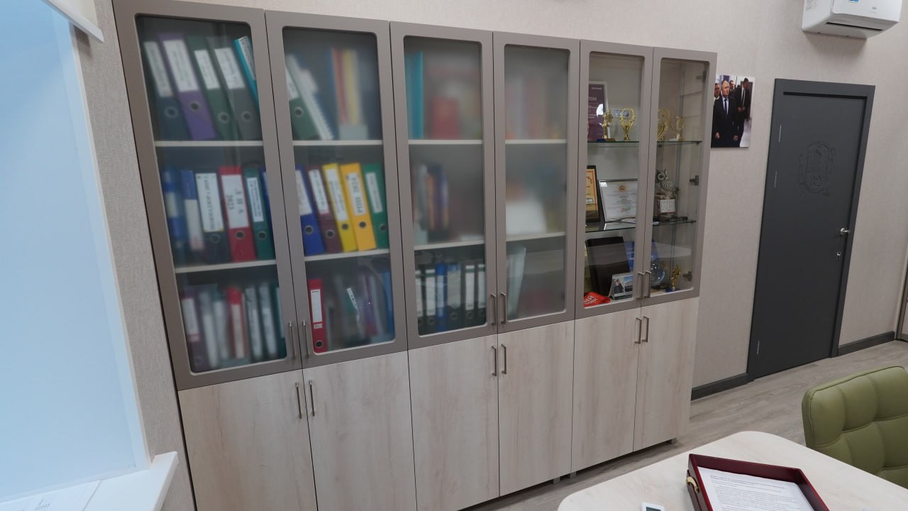 Кабинет директора — витрины со стеклом, папки, кубки