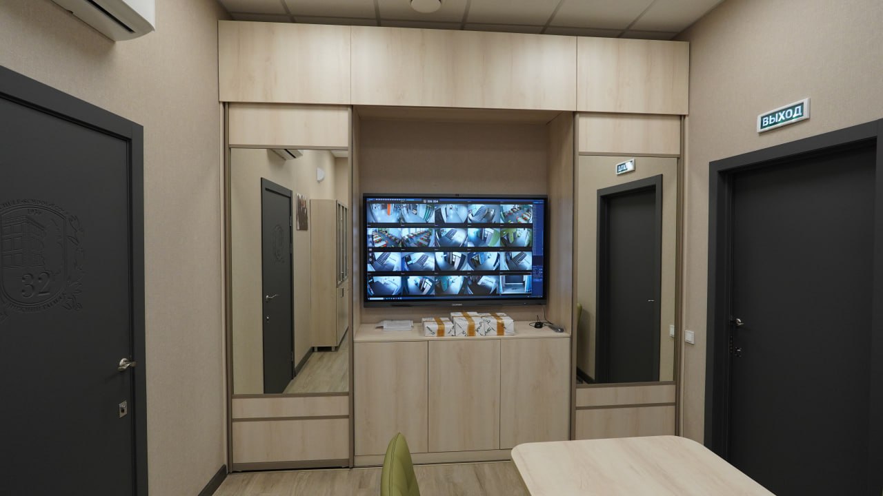 Пост охраны — встроенный шкаф, экран видеонаблюдения