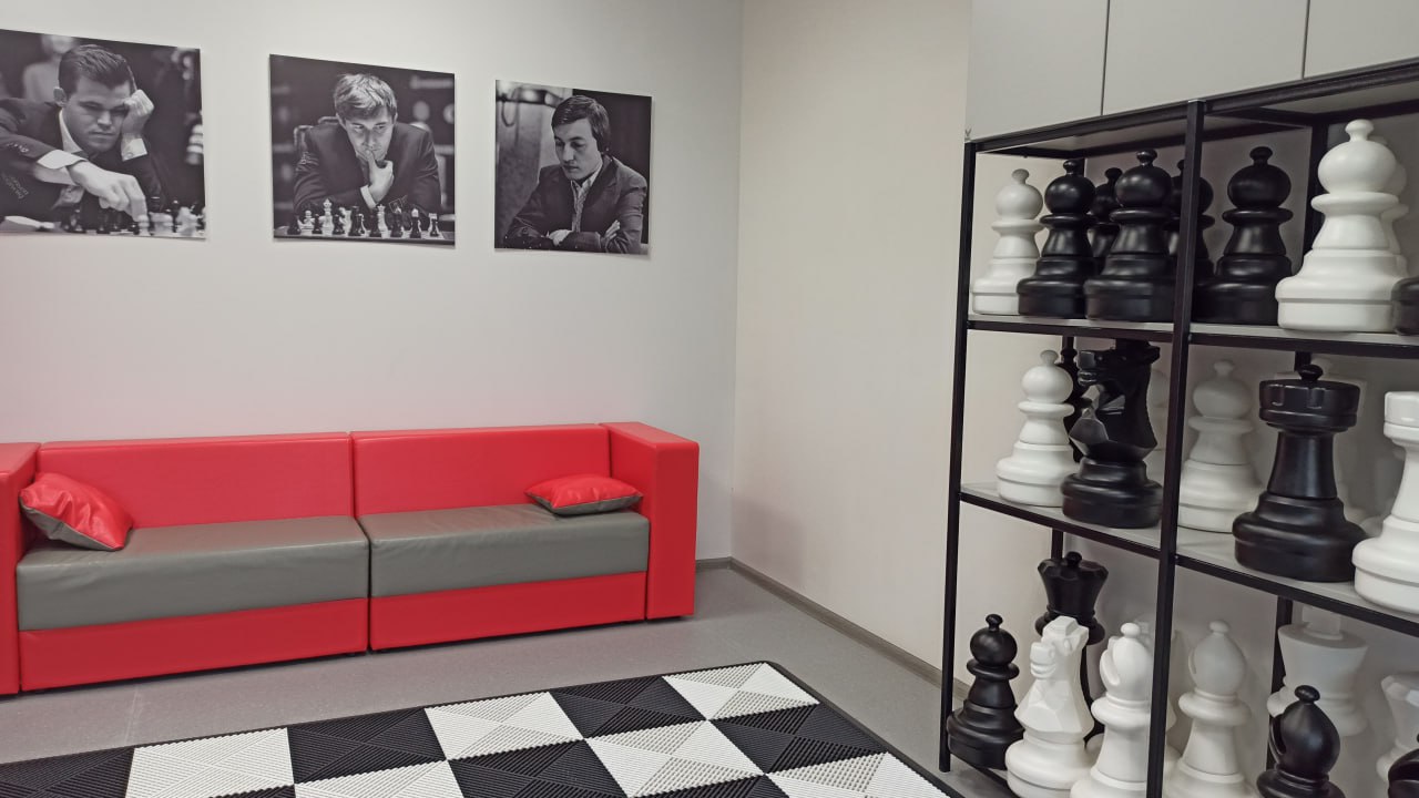 Школа №32 — диван и гигантские шахматные фигуры